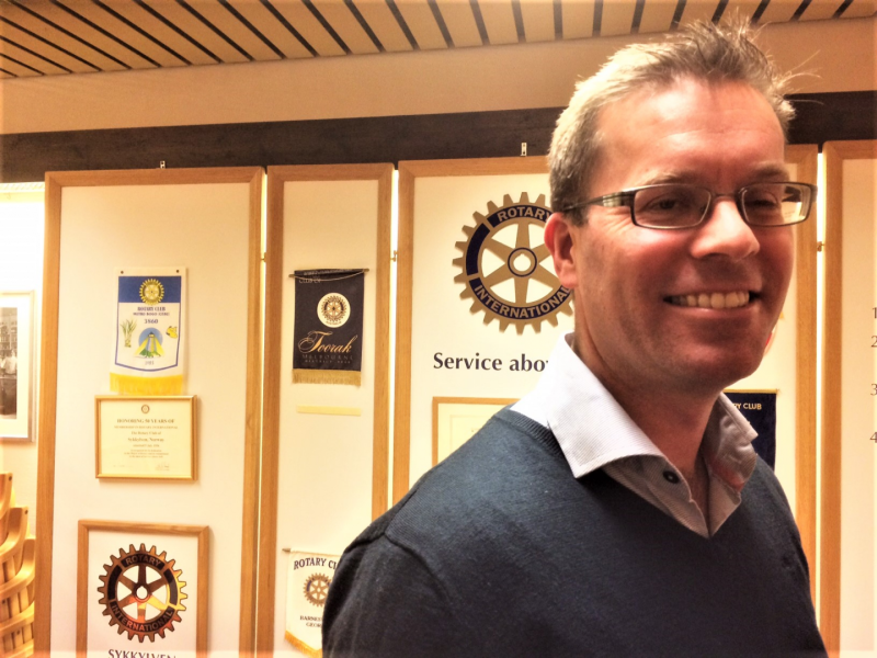 Fredrik Støyva Emblem frå Ålesund Kunnskapspark (åkp)besøker Sykkylven Rotaryklubb